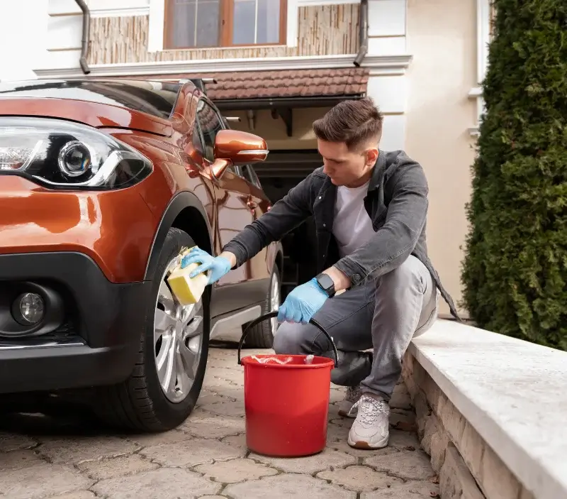 Lavage auto à domicile Saint-Sauveur-en-Puisaye : professionnel intervenant sur un véhicule